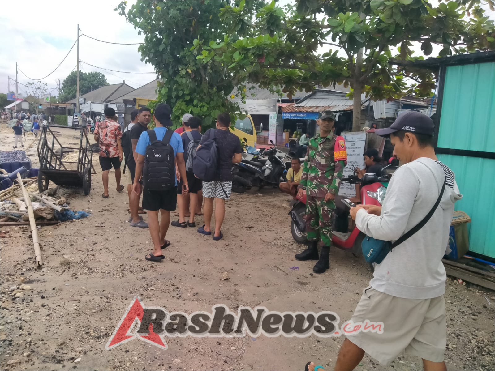 Beri Rasa Aman Dan Nyaman, Danramil Nusa Penida Tingkatkan Pengamanan Di Pelabuhan