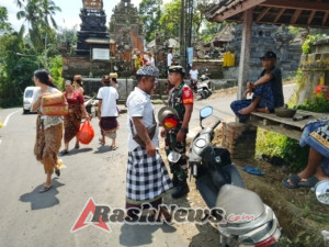Pastikan Kelancaran Piodalan, Babinsa Selisihan Bersama Bhabinkamtibmas Dan Pecalang Gelar Pengamanan