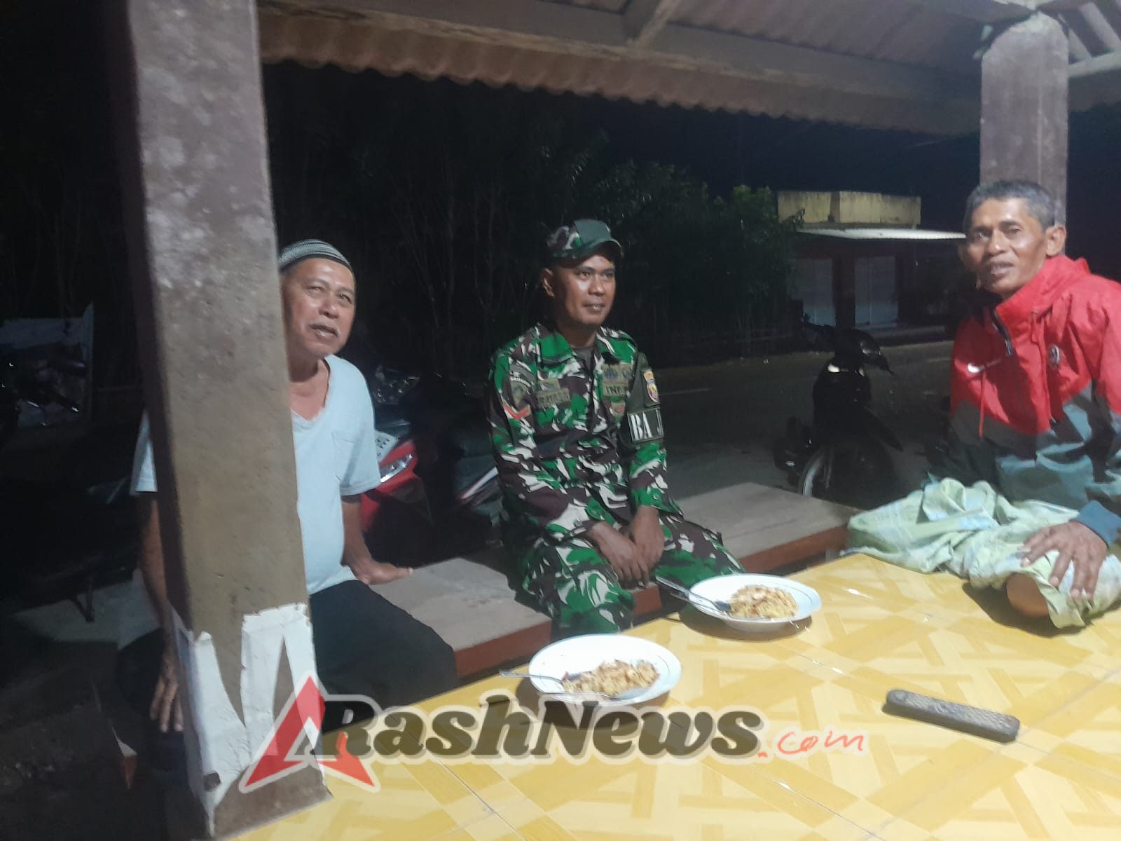 Babinsa Poto Tano Tingkatkan Kewaspadaan Lewat Patroli Malam Bersama Warga