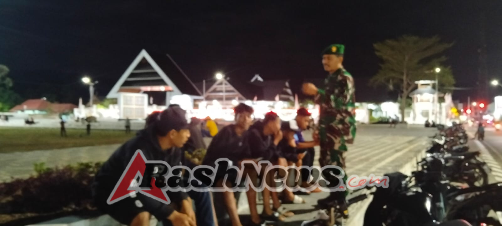 Wujudkan Lingkungan Kondusif, Babinsa Taliwang Gelar Patroli Malam di Alun-Alun Kota