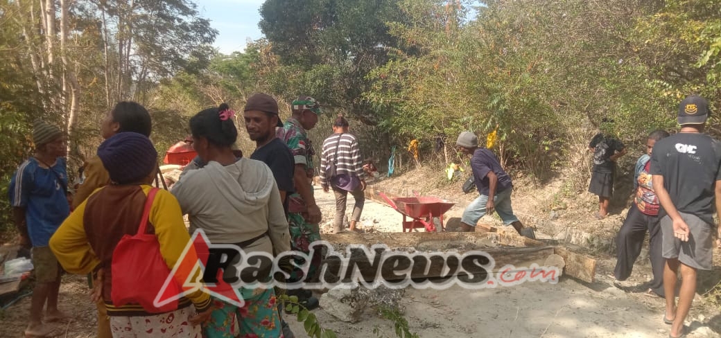 Babinsa Koramil 1618-02/Miobar Bantu Warga Rabat Jalan di Desa Manusasi