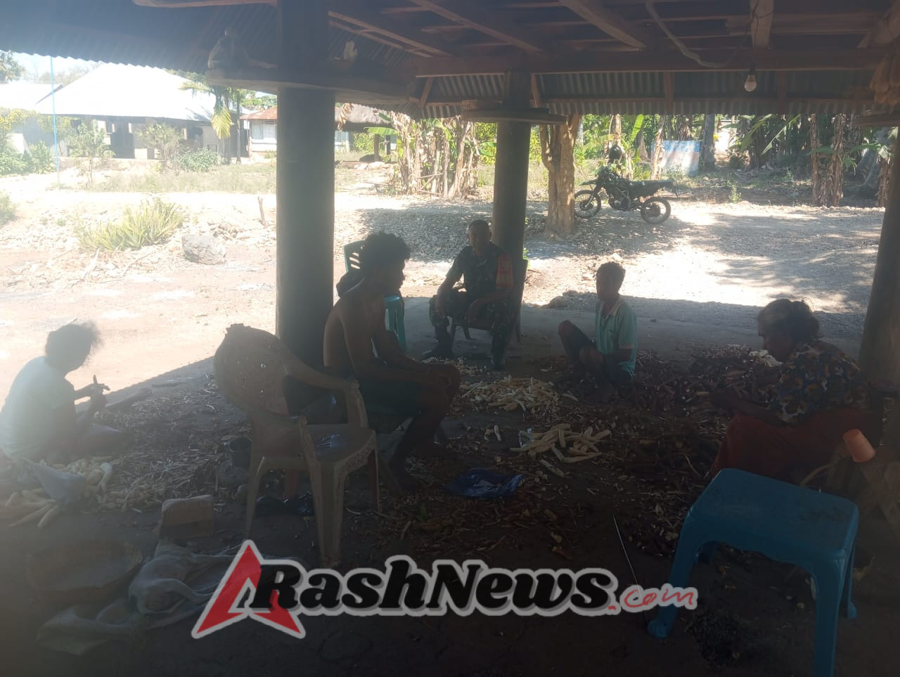 Babinsa Desa Tokbesi Laksanakan Anjangsana, Dukung Pengembangan UMKM Warga