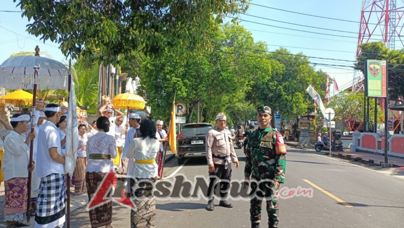 Babinsa Hadir Jaga Kekhidmatan Upacara Dewa Yadnya Bersama Ratusan Siswa SMPN 1 Singaraja