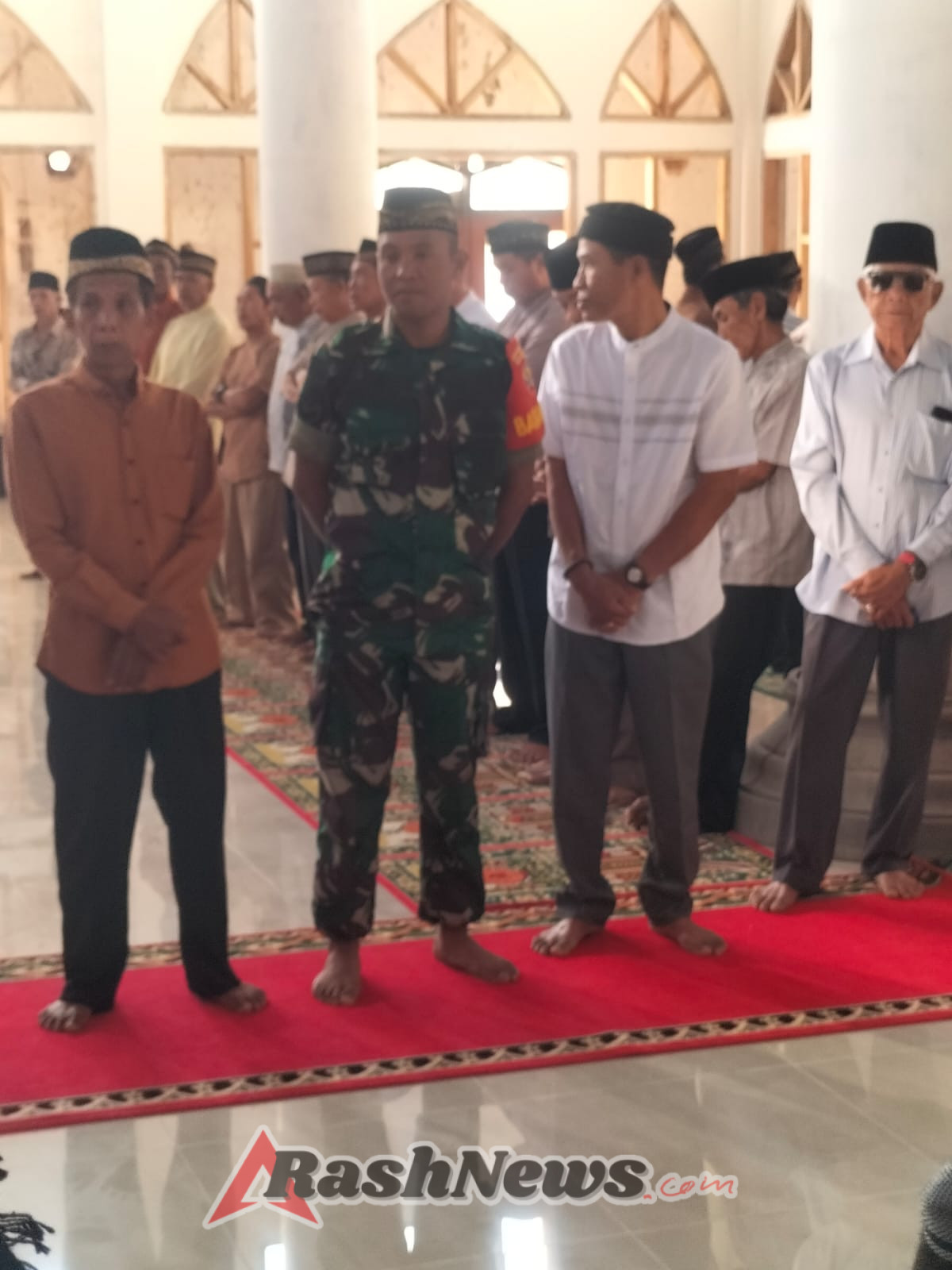 Peringati Maulid Nabi, Babinsa Air Suning Jalin Silaturahmi dengan Warga di Masjid Nurul Yakin