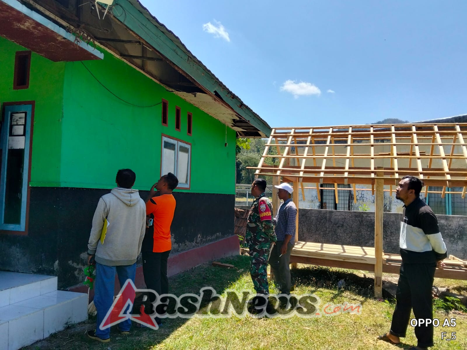 Babinsa Desa Seran Aktif Monitoring Fasilitas Umum Hadapi Musim Penghujan