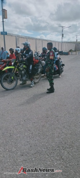 Babinsa Koramil 1627-01/Baa Amankan Keberangkatan Kapal Garda Maritim 3 di Pelabuhan Pantai Baru