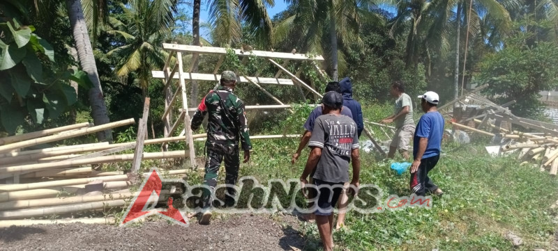 Babinsa Ende Dukung Perayaan HUT Gereja dengan Kegiatan Karya Bakti Bersama Umat