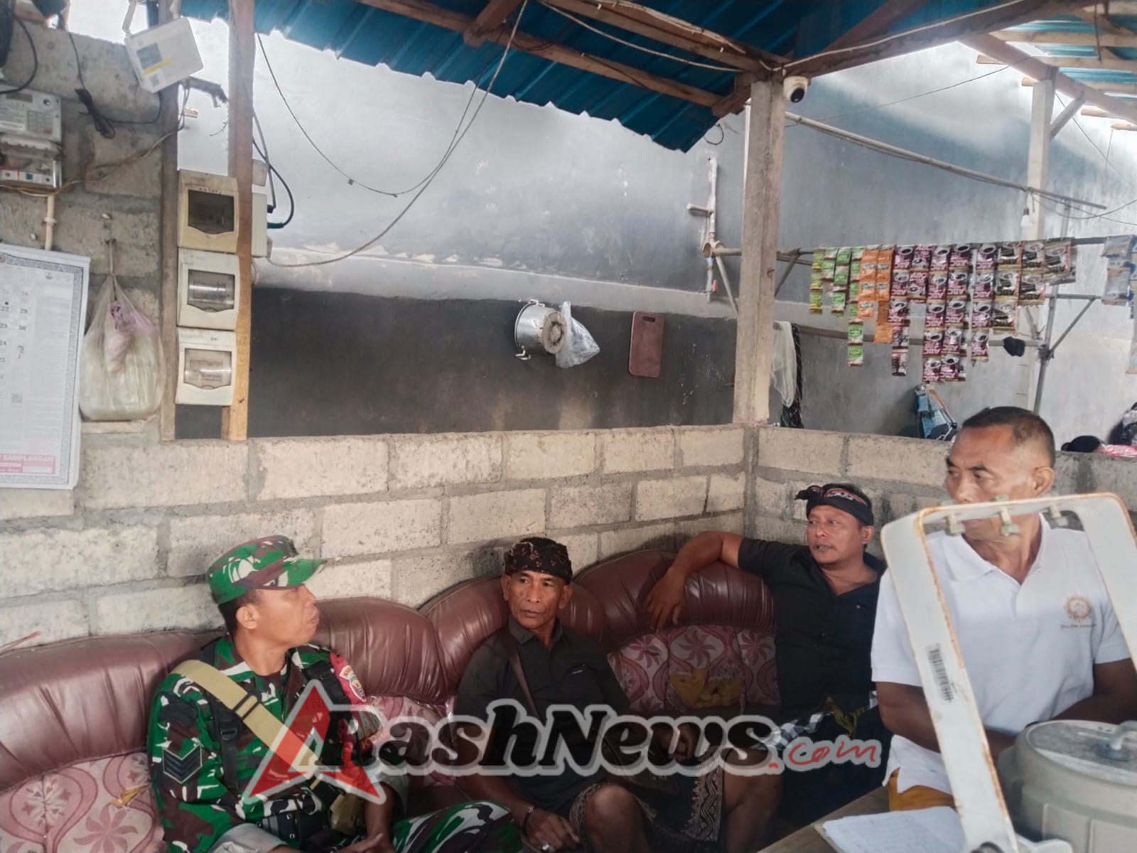 Pantau Aktifitas Warga Pasca Hari Raya Saraswati, Babinsa Samplangan Dukung Keamanan Pasar