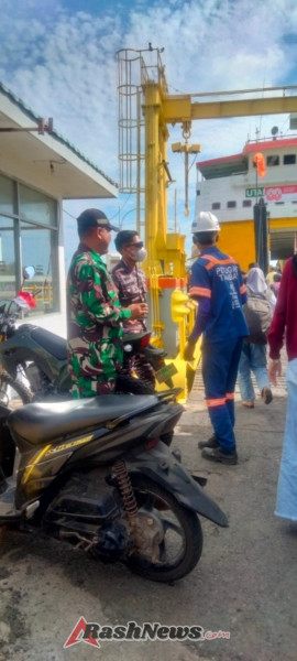 Pengamanan Obyek Vital, Babinsa Kawal Aktivitas Penyeberangan di Poto Tano