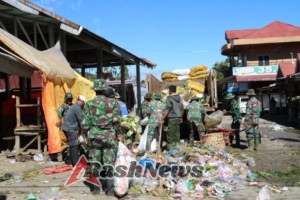 Sambut HUT TNI Ke-80, Kodim 0309/Solok Gelar Kegiatan Bakti Teritorial Pembersihan Pasar.