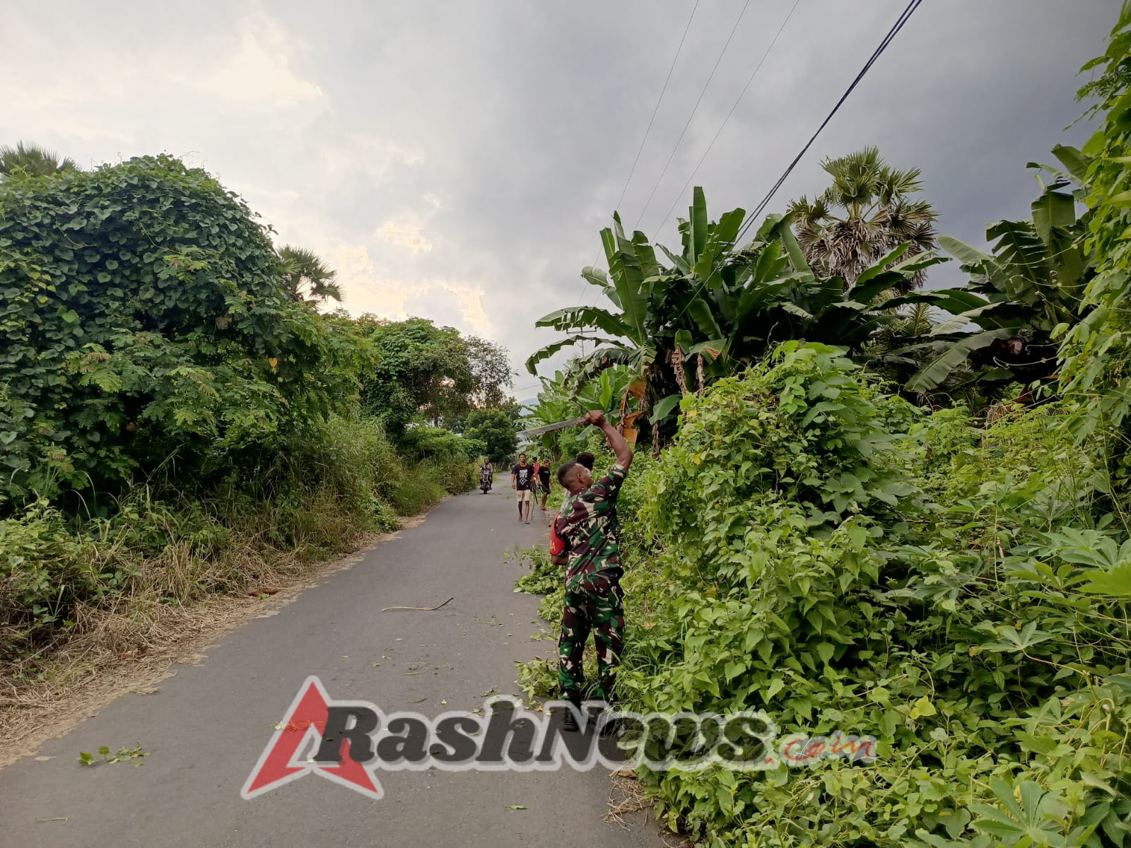Babinsa Adonara Ajak Warga Gotong Royong Bersihkan Jalan Desa Lewokeleng