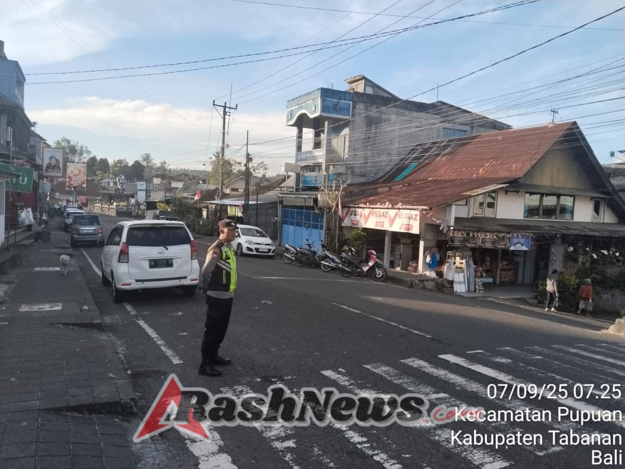 Dengan Ketulusan, Personil Polsek Pupuan Bantu Masyarakat Lewat Pengaturan Lalu Lintas