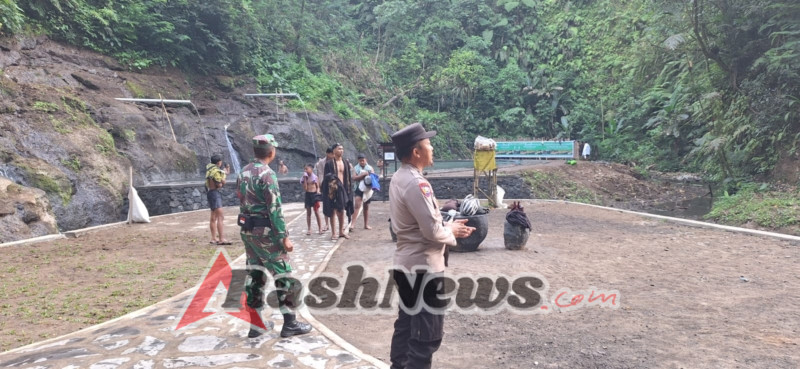 Babinsa Koramil 1616-07/Payangan Hadir Pastikan Kelancaran Persembahyangan Umat di Hari Saraswati