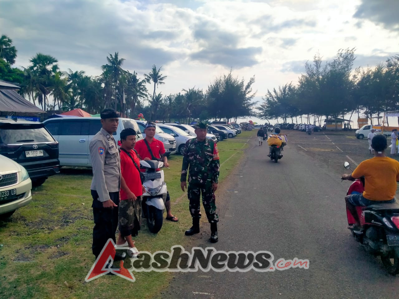 Wujud Kepedulian, Babinsa Koramil 1616-04/Blahbatuh Hadir Kawal Rangkaian Banyupinaruh