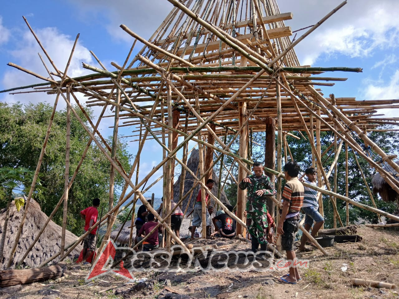 Babinsa Koramil 02/Walakaka Bantu Warga Bangun Rumah di Desa Welibo