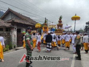Babinsa Buahan Bersama Aparat Desa Amankan Prosesi Adat Ngiringang Ida Sesuhunan