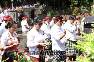 Bupati Tabanan Pimpin Persembahyangan Purnama Sasih Ketiga di Pura Luhur Batukau