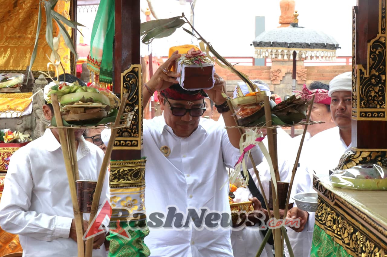Bupati Tabanan Hadiri Pemelaspasan Bale dan Prosesi Mendem Dasar di Desa Adat Buahan