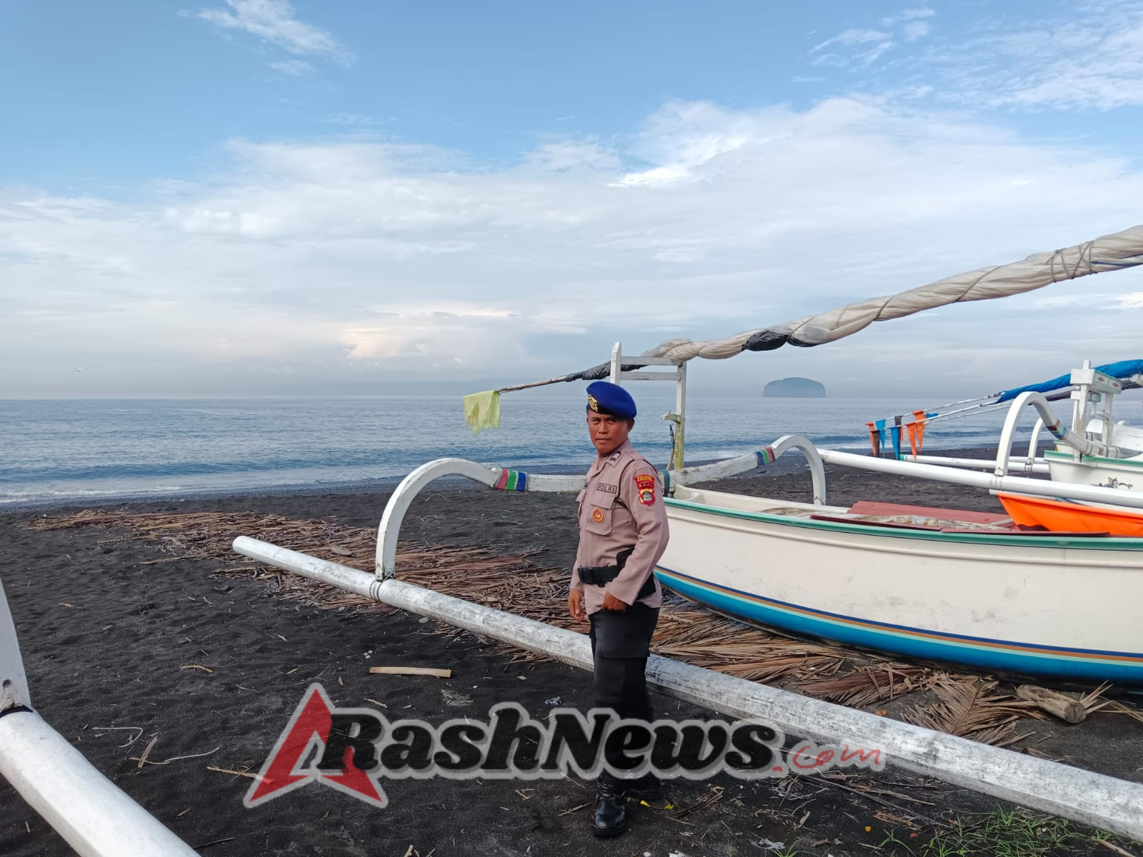 Dekatkan Diri ke Warga, Sat Polairud Karangasem Laksanakan Patroli Humanis di Pesisir Bugbug