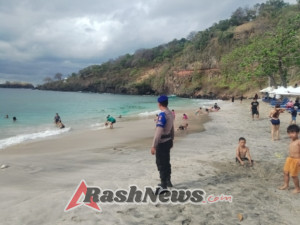 Sat Polairud Karangasem Kawal Tradisi Banyu Pinaruh di Pantai Pasir Putih Bugbug