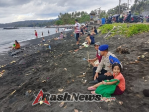 Hari Banyu Pinaruh dan Purnama, Warga Padati Pantai Jasri – Sat Polairud Tingkatkan Pengamanan
