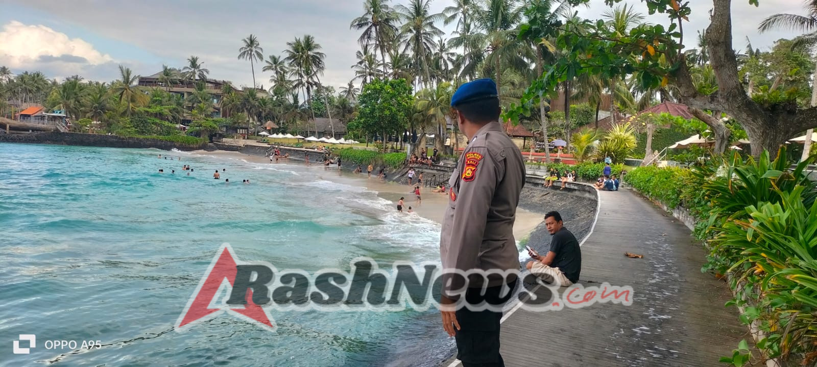 Sat Polairud Karangasem Amankan Tradisi Banyu Pinaruh di Pantai Sengkidu