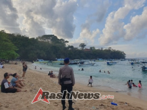 Patroli Humanis Sat Polairud Karangasem di Pantai Candidasa: Dekatkan Diri dengan Masyarakat