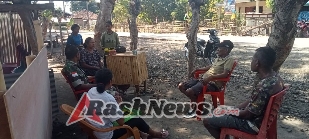 Babinsa Koramil 1618-03/Insut Jalin Kedekatan Lewat Komsos di Desa Humusu Wini