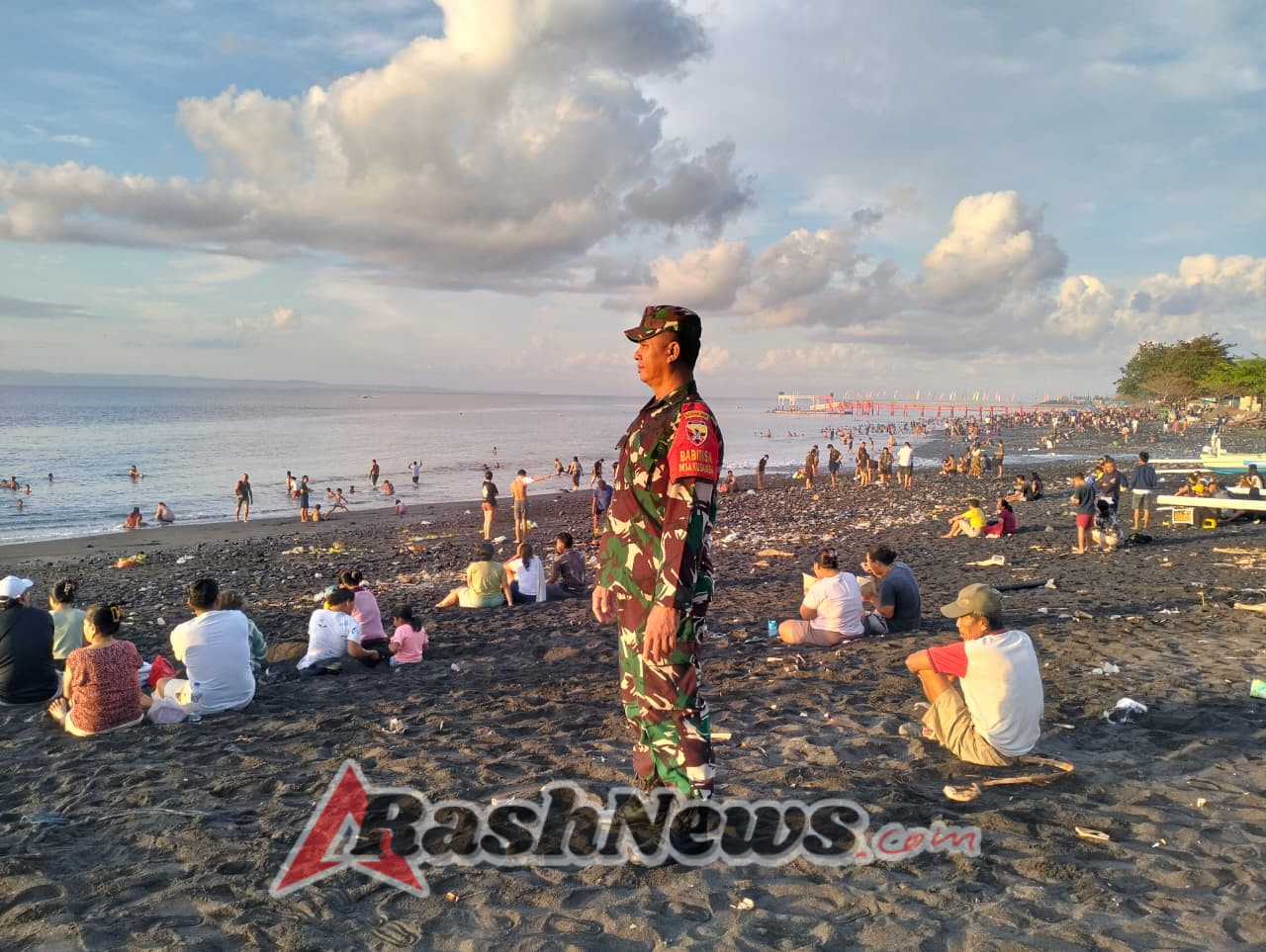 Banyak Warga Gelar Banyu Pinaruh, Babinsa Kusamba Hadir Beri Pengawalan