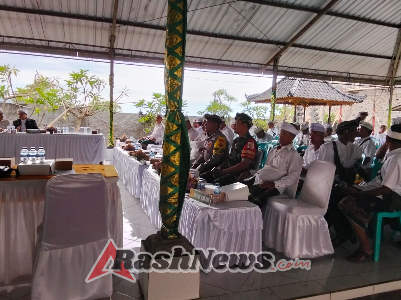 Amanah Dan Bertanggung Jawab, Pesan Babinsa Kodim Klungkung Saat Hadiri Acara Pengukuhan Prajuru