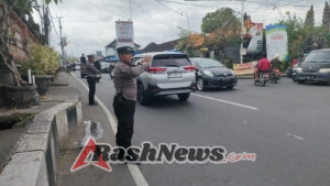 Hadir di Tengah Masyarakat, Polsek Abiansemal Gelar Gatur Lalu Lintas Sore Hari