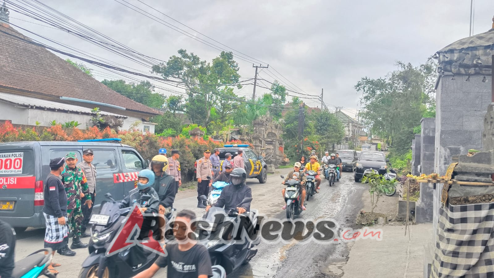 Antisipasi perkembangan situasi di wilayah, Koramil 1623-06/Selat bersama instansi terkait laksanakan patroli bersama.