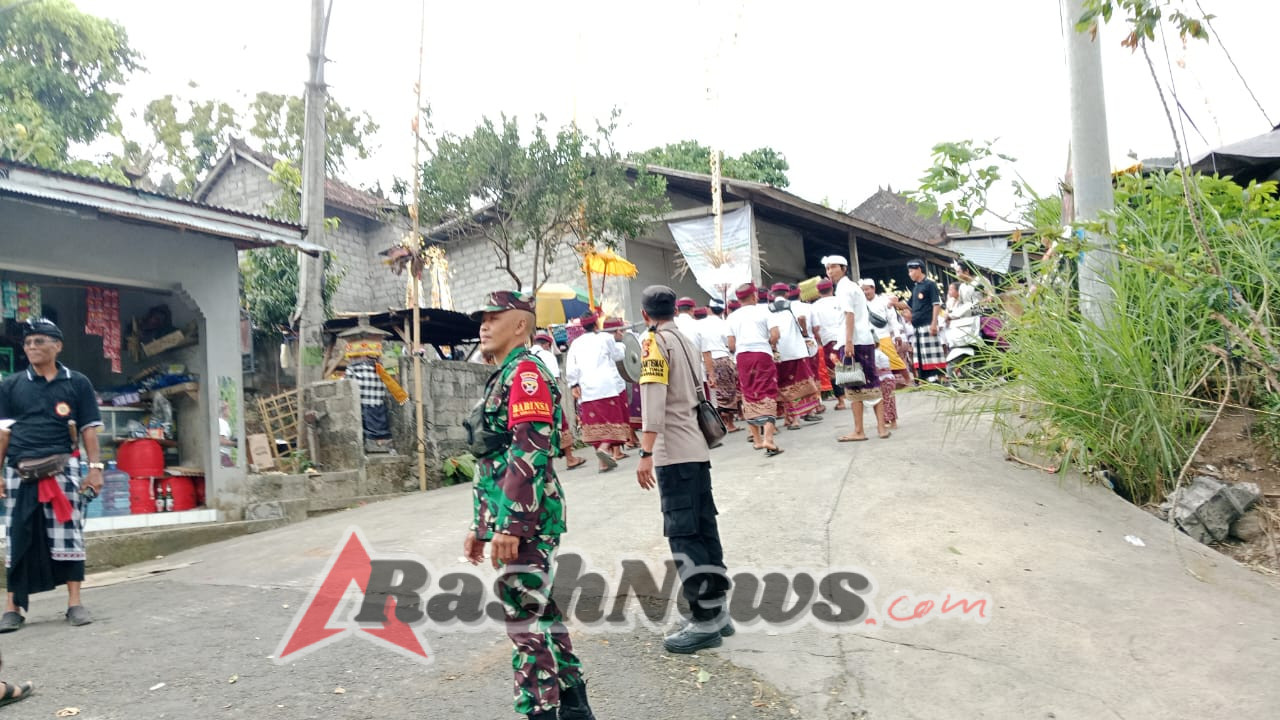Berikan rasa aman dan nyaman, Babinsa 1623-01/Karangasem amankan upacara keagamaan.