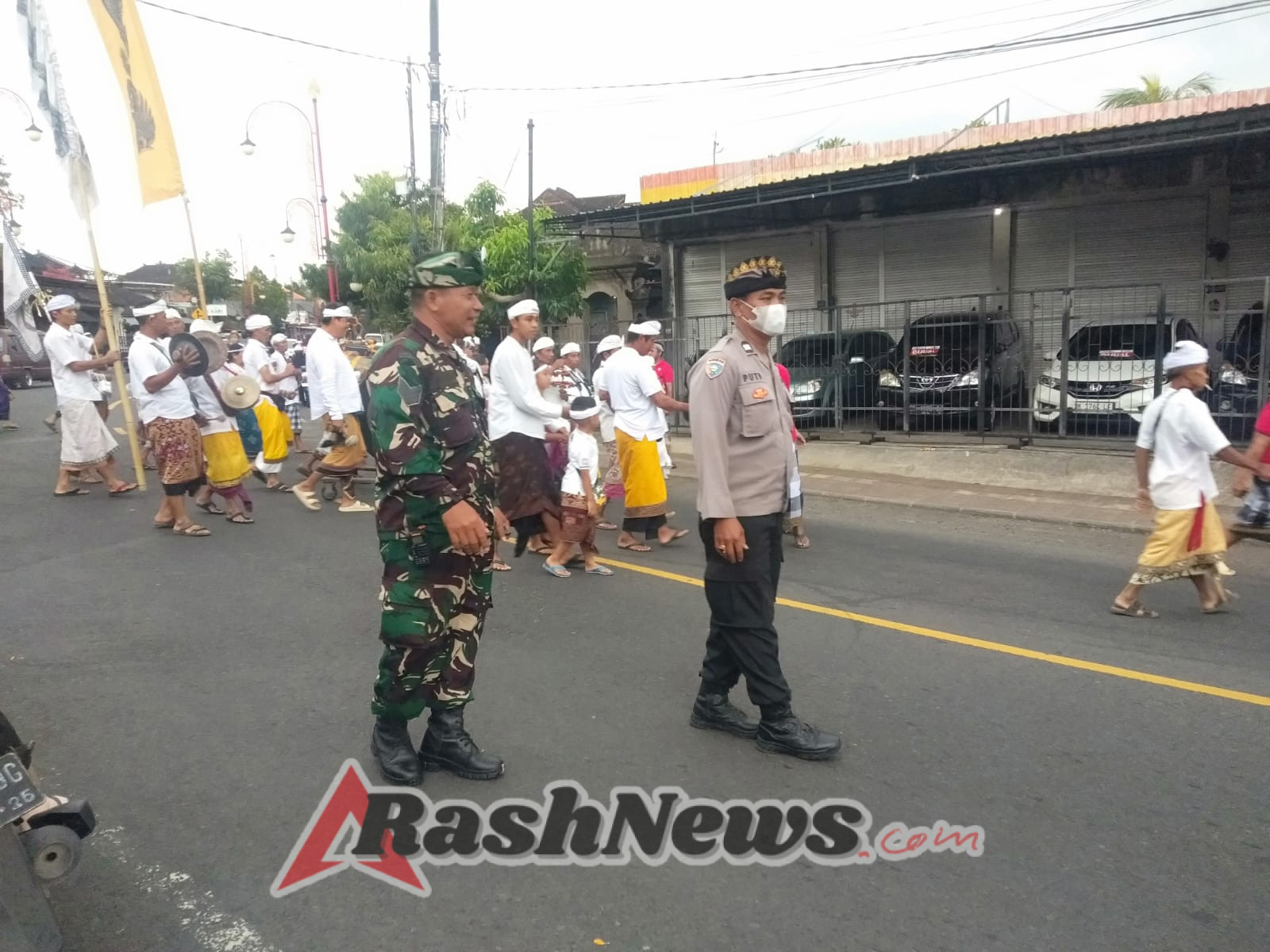 Polsek Blahbatuh Kawal Prosesi Mendak di Desa Adat Tegallinggah, Wujudkan Rasa Aman