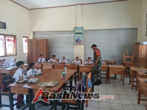 Wujud Kepedulian, Babinsa Taliwang Ikut Dampingi Kegiatan Makan Bergizi Gratis di Lingkungan Sekolah