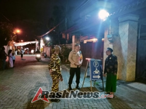 Bhabinkamtibmas Desa Sumerta Kelod Hadiri dan Amankan Peringatan Maulid Nabi Muhammad SAW di Banjar Sebudi