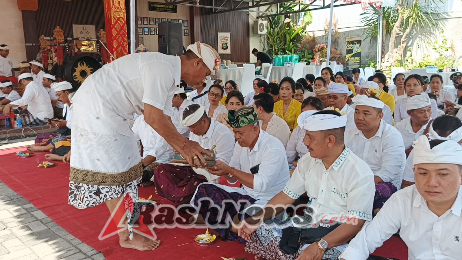 Forkopimcam, Tokoh Adat, dan Agama Hadiri Upacara Piodalan di Pura Kerti Buana Polsek Dentim