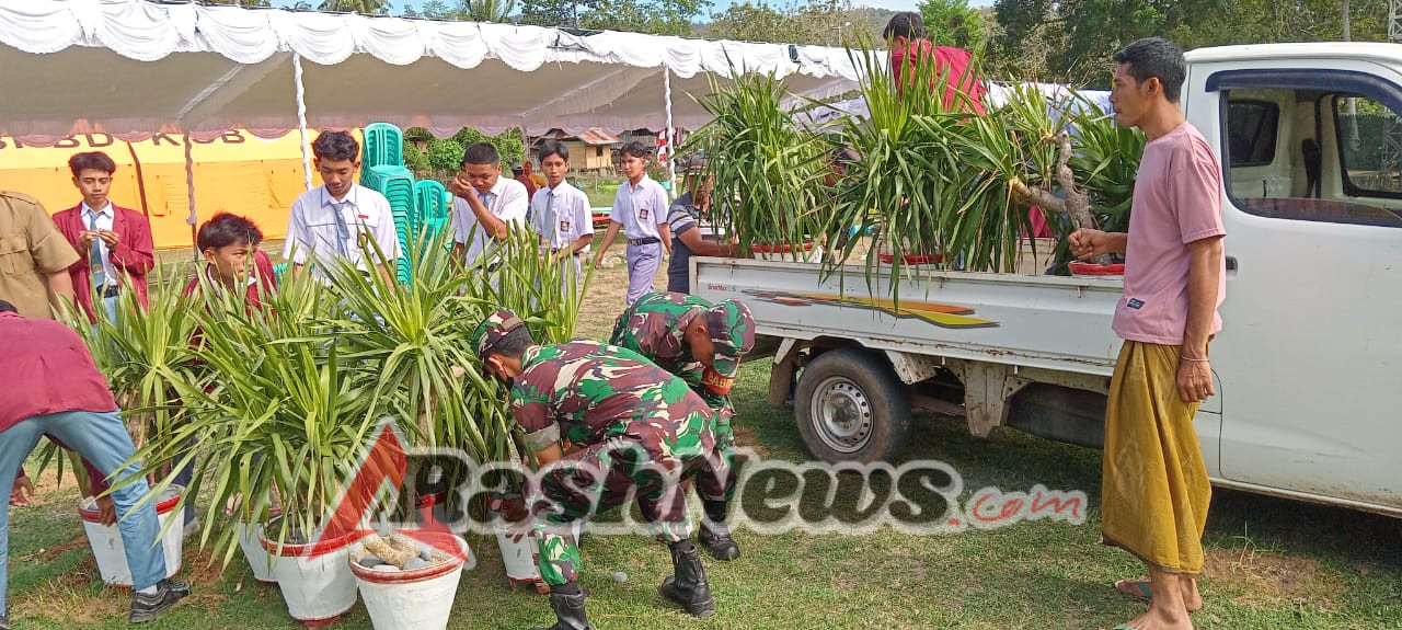 Budaya Kebersamaan Terjaga, Koramil Sekongkang Ikut Pembersihan Lapangan Usai MTQ Kabupaten