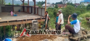 Demi Mewujudkan Situasi Wilayah Kondusif Babinsa Bantu Masyarakat Renovasi Pos Kamling.
