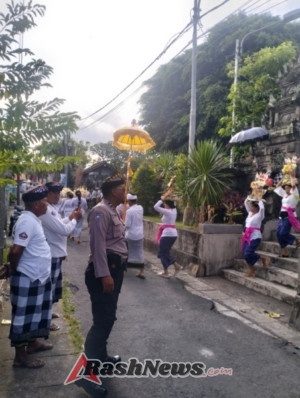 Ngayah Bersama Pecalang, Bhabinkamtibmas Desa Sumerta Kaja Kawal Jalannya Piodalan di Pura Puseh Sumerta