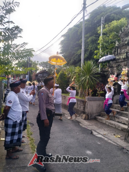 Ngayah Bersama Pecalang, Bhabinkamtibmas Desa Sumerta Kaja Kawal Jalannya Piodalan di Pura Puseh Sumerta