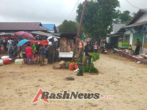 Pererat Silaturahmi, Babinsa Koramil 1627/02 Aktif Dampingi Warga di Hari Pasar