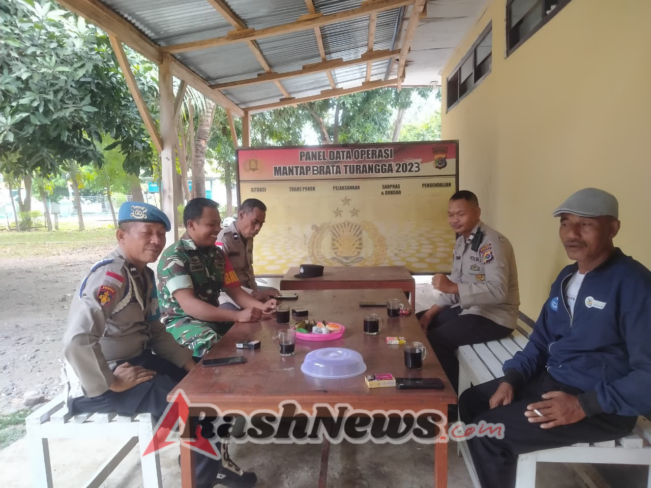 Monitoring dan Komsos Babinsa di Polsek Riung Wujudkan Wilayah Kondusif