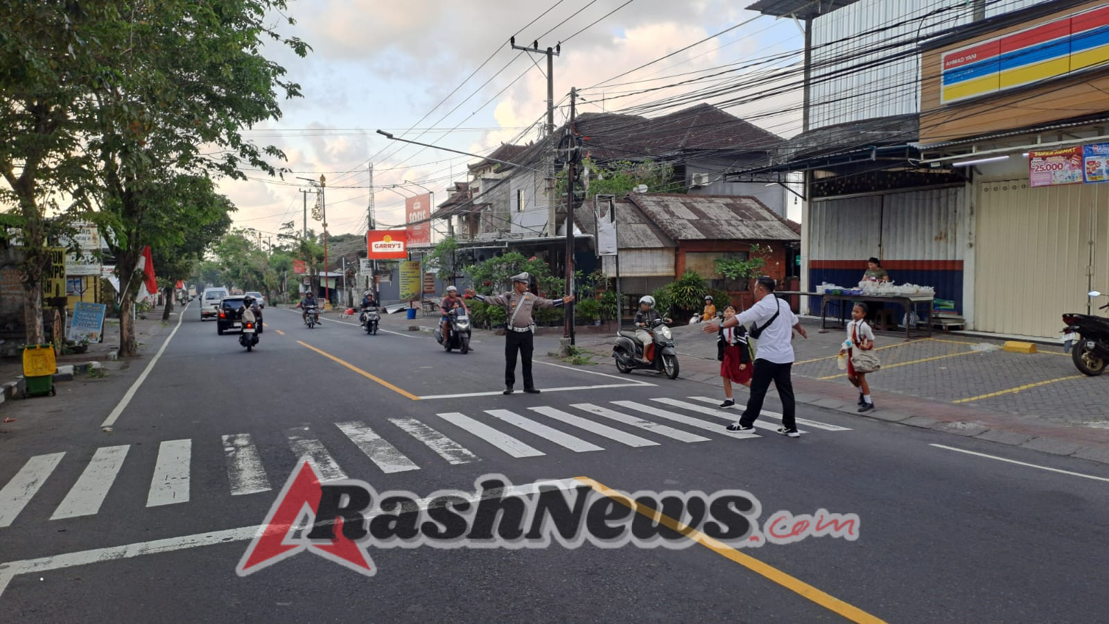 Polisi Sahabat Anak, Anggota Lantas Polres Karangasem Laksanakan Penyebrangan Pelajar SD Negeri 4 Subagan