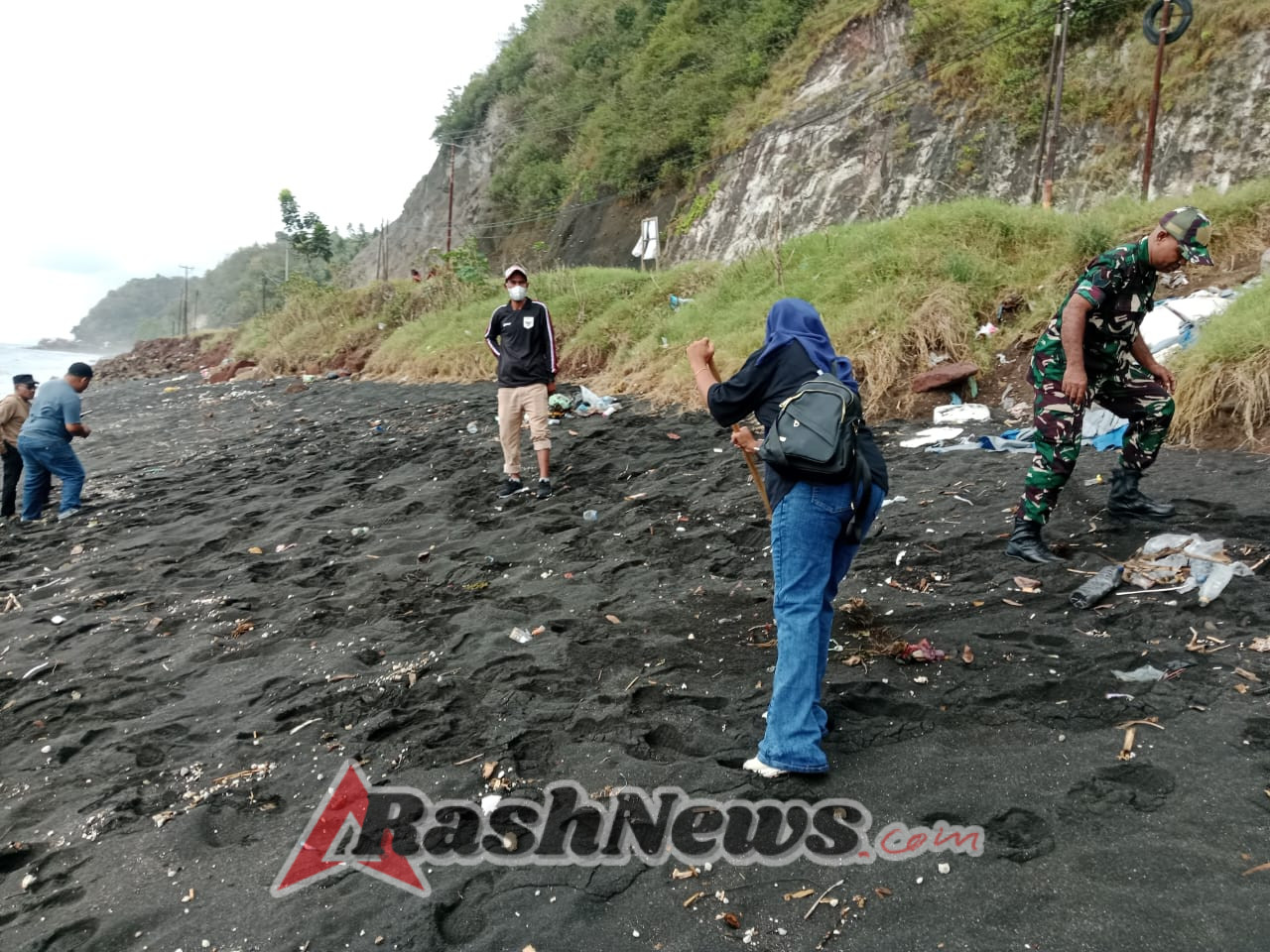 Kemanunggalan TNI-Rakyat Tercermin dalam Karya Bakti Babinsa di Pantai Ndao