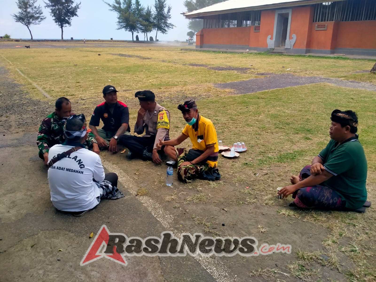 Bhabinkamtibmas Desa Medahan Sambang Bendesa Adat, Jaga Silaturahmi dan Kondusifitas Kamtibmas