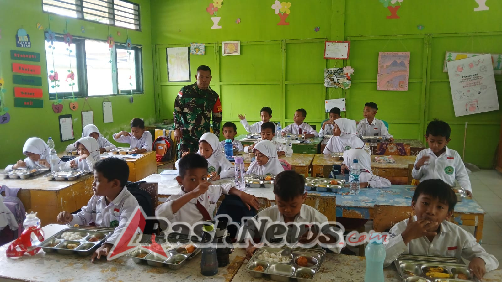 Kegiatan Makan Bergizi Gratis di SD MIN Berjalan Aman Didampingi Babinsa
