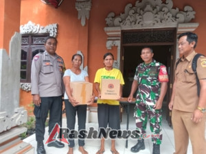 Polsek Gianyar Dampingi Penyaluran Bantuan di Desa Suwat