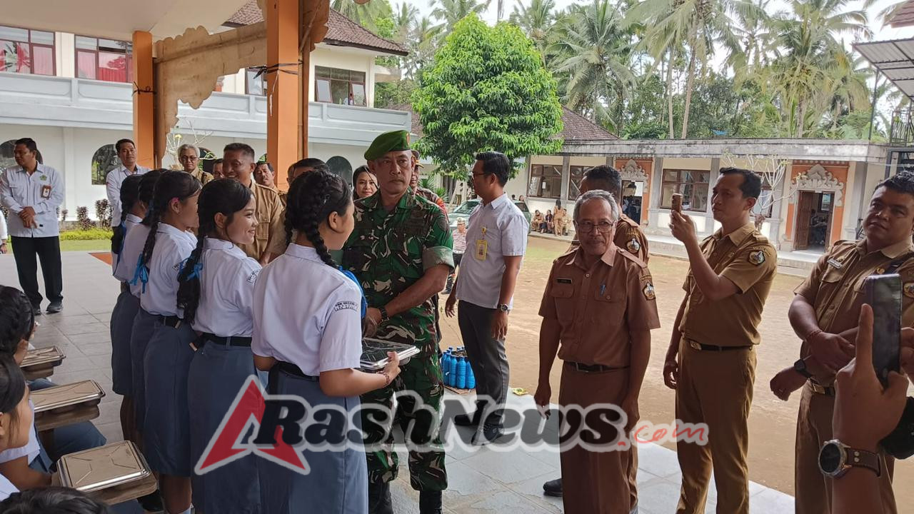 Wujudkan Kepedulian pada Generasi Muda, Babinsa Koramil 01/Bangli Ikut Dampingi Launching Makan Bergizi Gratis di SMKN 4 Bangli
