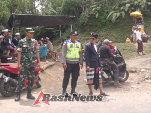 Babinsa Sukawana Bersama Bhabinkamtibmas dan Pecalang Kawal Kelancaran Piodalan di Pura Bunga